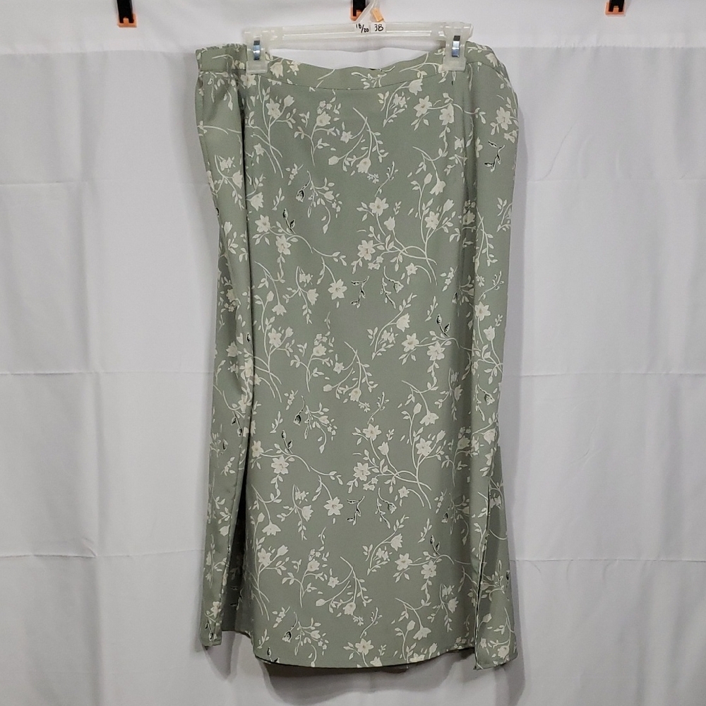 Vintage Kathie Lee Woman Green & White Floral Print Skirt. Size: 18W/20W
